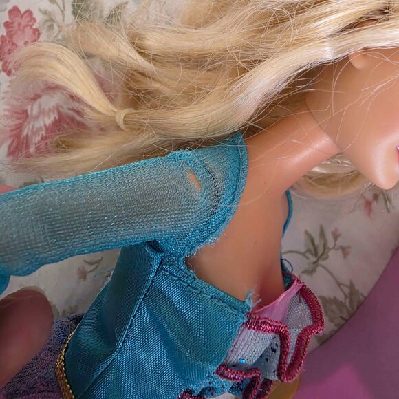 Barbie as the Island Princess Dress & Playset - Picture 3 of 3